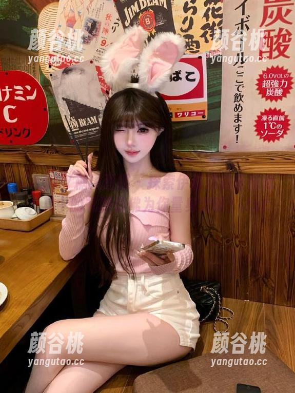 CANDY糖果画报 - 探索伊莉娜最新图库，其中的礼服仿佛为你量身定制！.txt