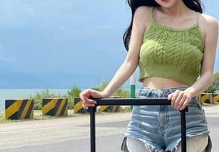HuaYang花漾 – 快来围观周于希米色吊裙修长美腿图包，独特魅力一触即发！.txt