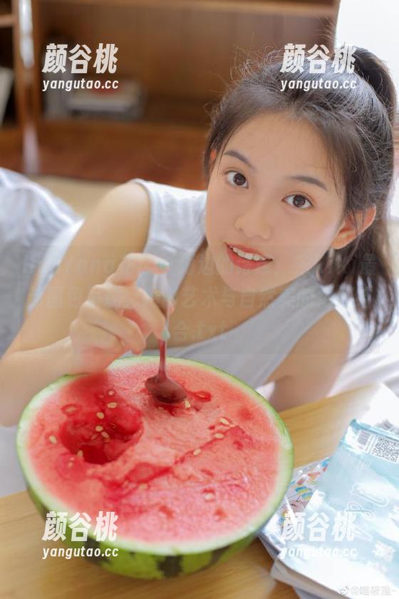 HuaYang花漾 - 海边的诗意：宋KiKi最新图包呈现，摄影艺术与自然美的绝妙结合.txt