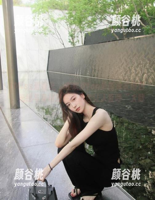 IMiss爱蜜社 - 江欢欢fon最新泳衣图包，光线与身材的完美结合让人直呼“太赞”！.txt