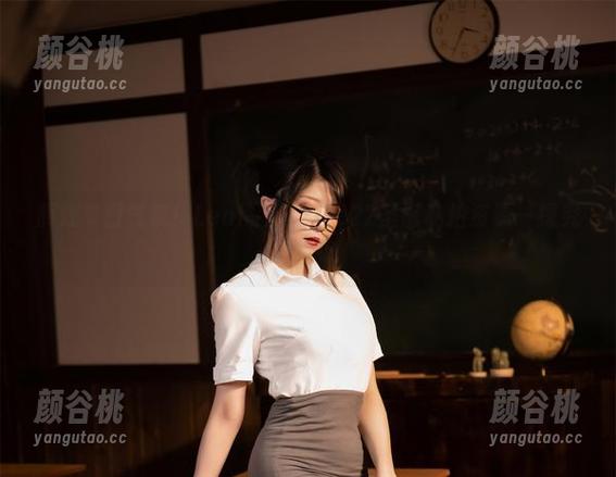 辉煌节日气氛！Leah梓未的2022圣诞私拍资源一探究竟.txt