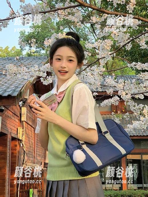 MFStar模范学院 - 办公室私拍：Evelyn艾莉的独家套图，深入探讨现代职场女性的魅力与生活.txt