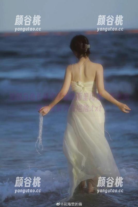 她的白色长裙在喵糖映画里闪耀，而我的高清写真只有尴尬.txt