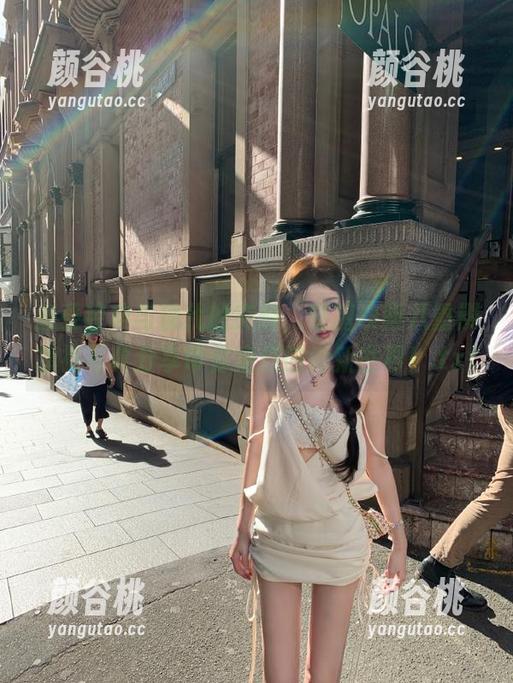 感受经典与现代的交融，喵糖映画八重樱旗袍写真分享带你走进时尚新世界！.txt