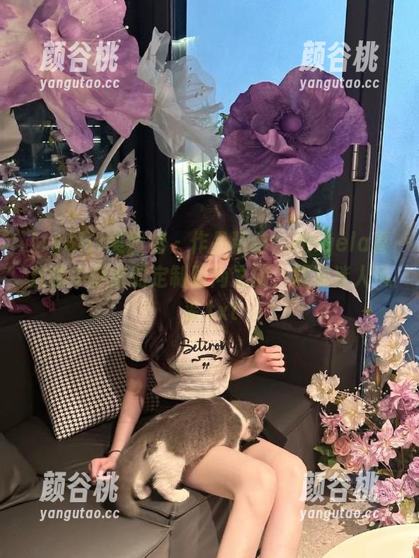 MyGirl美媛馆 - 作品精选：Angela喜欢猫牛仔裤的定制时尚之旅，展现迷人风采.txt