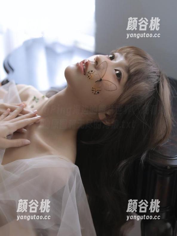 探索PingPing海边的照片世界，观看她的原图和无尽的海浪.txt