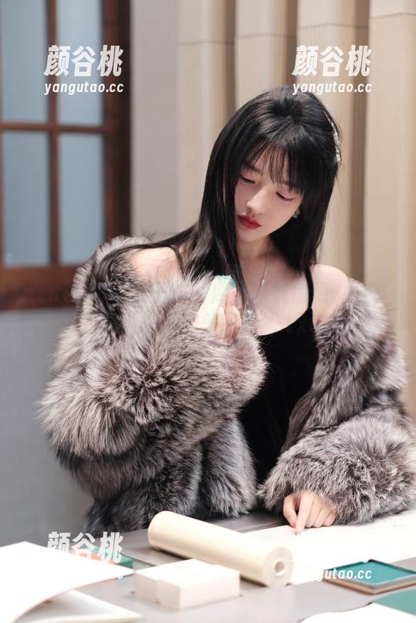 在Rioko凉凉子的图库中发现惊艳：分享玛修护士的美丽瞬间.txt