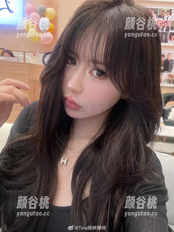 Tina很妖孽呀的绿色连衣裙在线闪耀，真相是我也是拼命在努力追梦.txt