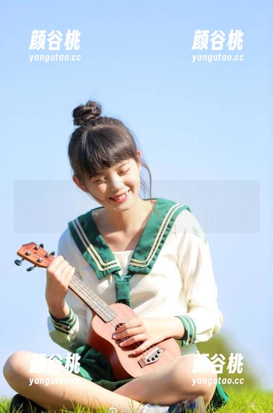 TouTiao头条女神 - 在山水间游走，杨曼妮的户外私房图包情绪与风景交织.txt