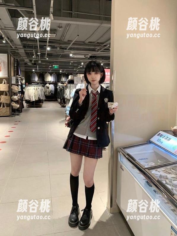 UGirls尤果网 - 跟随张小西Ann的镜头，观看她的秘书作品，体验视觉与心灵的完美碰撞.txt
