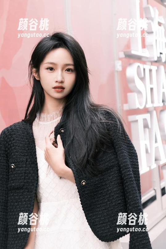 UGirls尤果网 - 谭晓彤白裙写真集：一场视觉盛宴，等你来下载体验！.txt