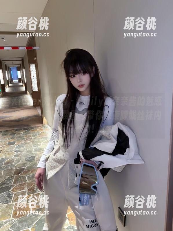 Xiuren秀人网 - Emily顾奈奈酱的魅惑世界：一款免费图包带你探索朦胧丝袜内衣的魅力！.txt
