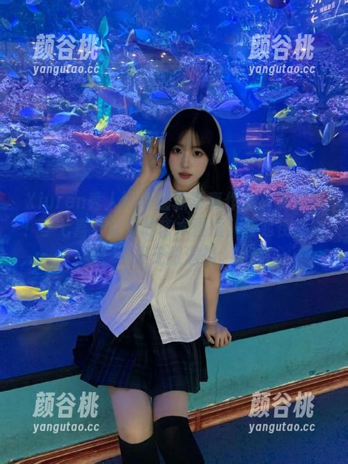 Xiuren秀人网 - 最新写真作品火热登场！李七喜与女友的艺术碰撞，掀起视觉盛宴，引发无限遐想。.txt