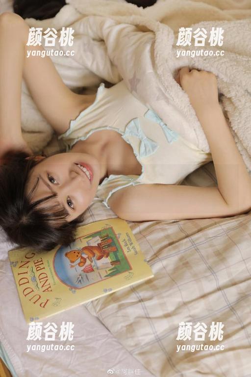 Xiuren秀人网 - 杜viki最新泳池写真更新，原图展现她的娇美与活力！.txt