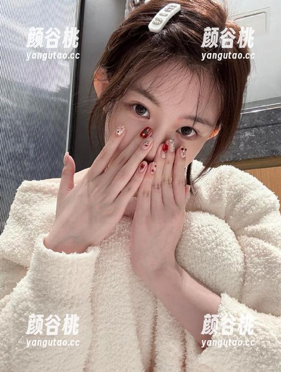 Xiuren秀人网 - 郑颖姗Bev高清网袜写真，重新定义性感与优雅，带你领略不一样的潮流风尚.txt