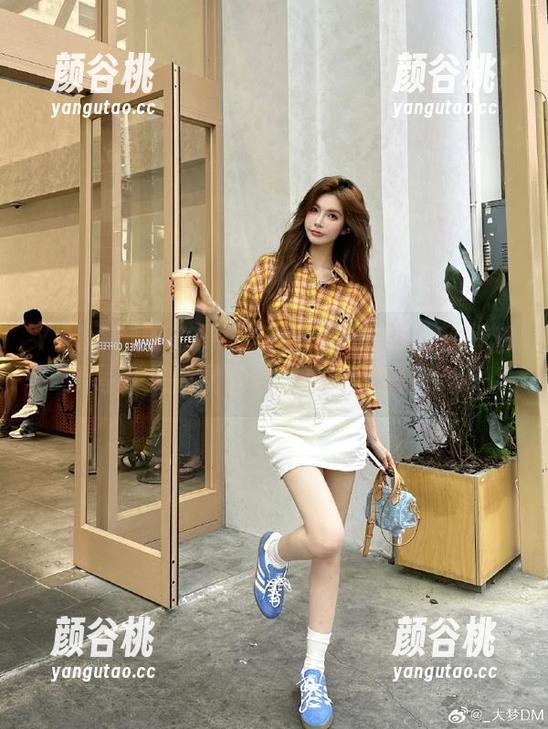 YALAYI雅拉伊 - 与水花儿共舞：蓝帘幽梦写真集免费下载，让心灵漫游.txt