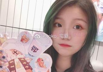 走进Yoko宅夏的红色格子世界，绝美作品带你感受不一样的夏意.txt