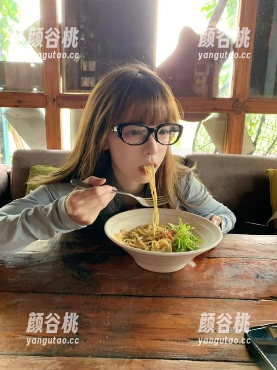 YouMi尤蜜荟 - Emily尹菲户外美图更新，随时随地享受自然的纯真与美丽！.txt