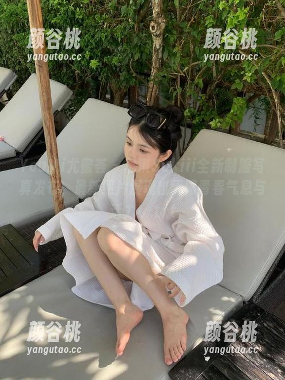 YouMi尤蜜荟 - 思淇Sukiii全新制服写真发布，最新照片展现出无限青春气息与活力！.txt