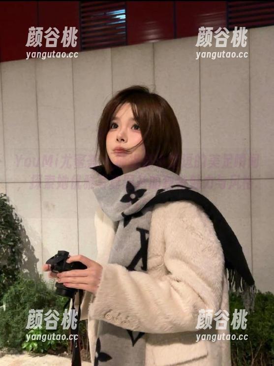 YouMi尤蜜荟 - 捕捉是小逗逗的美足瞬间，探索她优雅写真图片的独特魅力与风格.txt