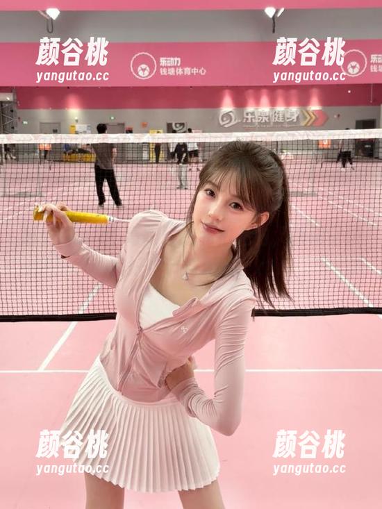 感受ZinieQ高跟鞋的私拍魅力，原图记录美好细节与瞬间.txt