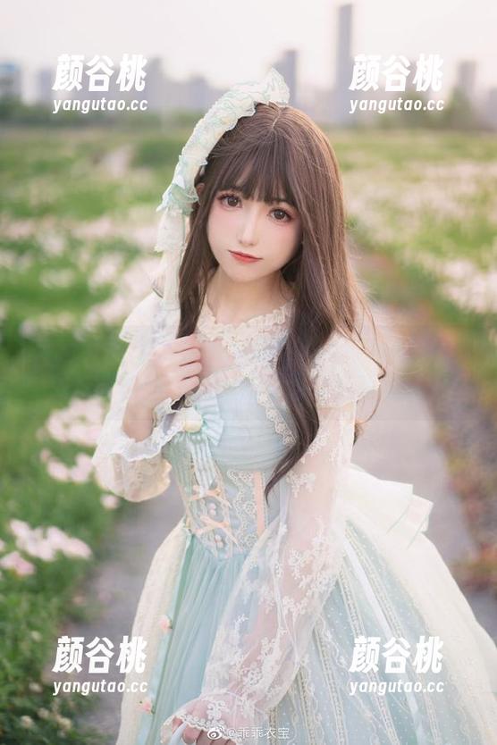 coser衣衣与初音韶华的写真交响曲：悠然每张图片中，流淌着青春的热情.txt