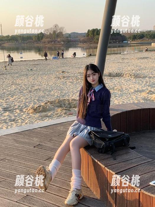 pans - Kiki全新吊带写真照片发布，打造令人心动的夏日风情！.txt