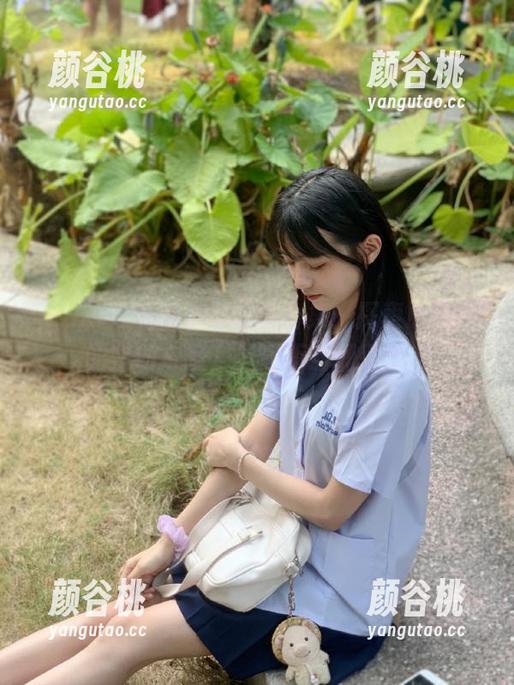 pans - 卡卡护士写真合集：探索原图中的坚韧与爱，灵感不断涌现.txt