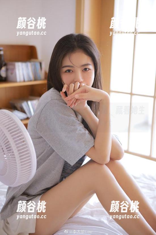 pans - 小小的私房写真合集，藏着她生活中的独特秘密.txt