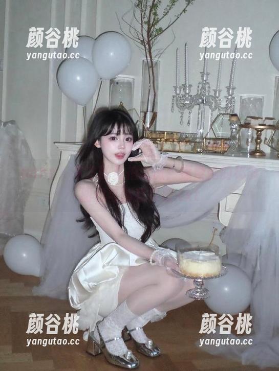 pans - 木木的私拍之旅：探索她的秘书图包与创意灵感.txt