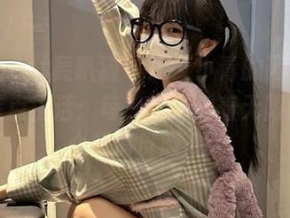 partycat轰趴猫 – 用艾小青的网袜写真图包装点生活：每一张都透着无限的少女心和俏皮感.txt