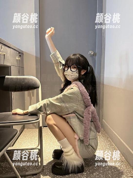 partycat轰趴猫 - 用艾小青的网袜写真图包装点生活：每一张都透着无限的少女心和俏皮感.txt