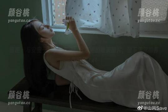 丽柜 - 与安安一起享受夏天：分享她的唯美图片，留下浓浓的青春印记.txt
