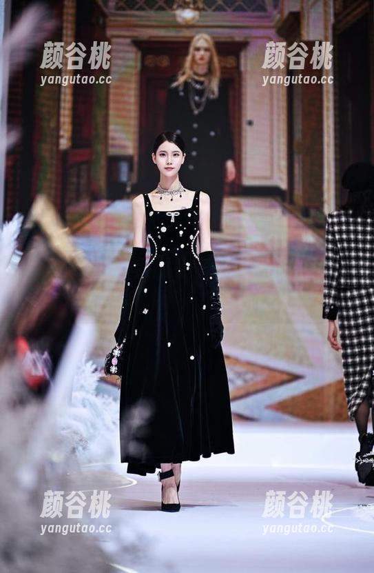 丽柜 - 观赏小爽的《美仆》写真，壁纸也要带点“妖艳”的调调.txt