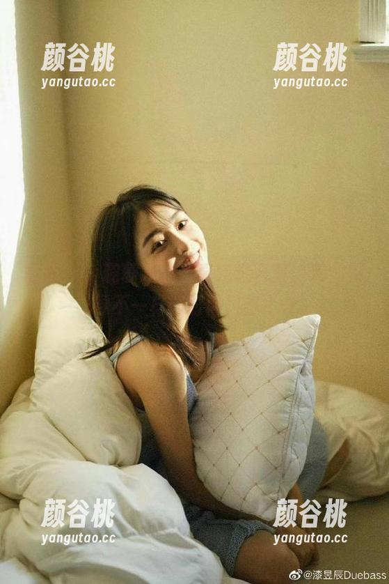 丽柜 - 小璐璐灰丝写真精选合集，带你探寻不一样的时尚风格.txt