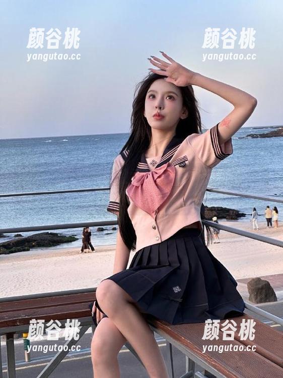 丽柜 - 心心妹妹的经典写真：精选图库带你走进她的世界.txt