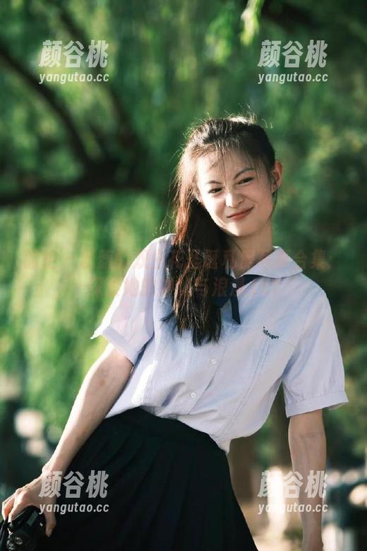丽柜 - 蕊蕊的双生花圣诞私房写真合集：探索她的神秘与浪漫.txt