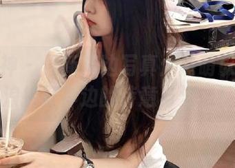 克拉女神 – 最新海边写真：嘉萌以美图展现海浪拍打岸边的诗意与浪漫！.txt