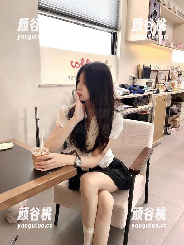 克拉女神 - 最新海边写真：嘉萌以美图展现海浪拍打岸边的诗意与浪漫！.txt