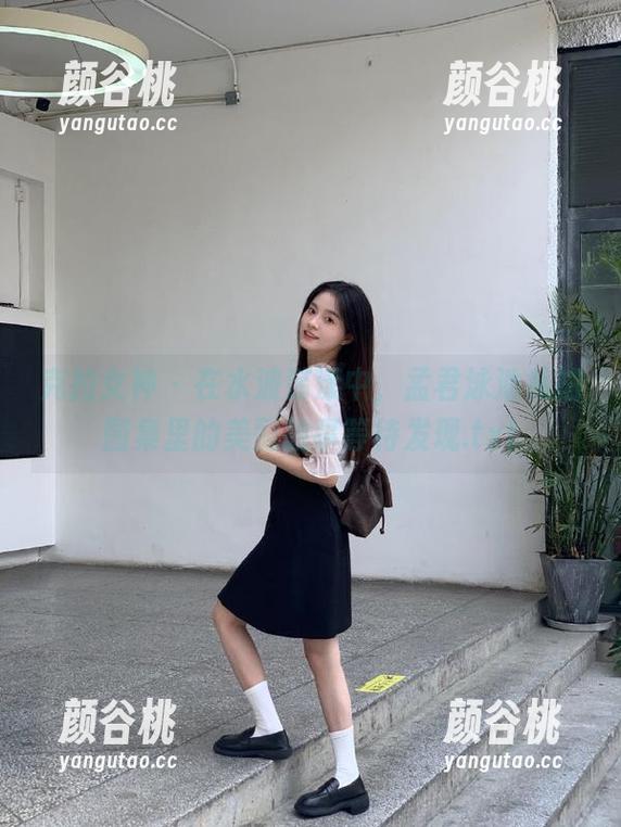 克拉女神 - 在水波荡漾中，孟君泳池私拍图集里的美丽故事等待发现.txt