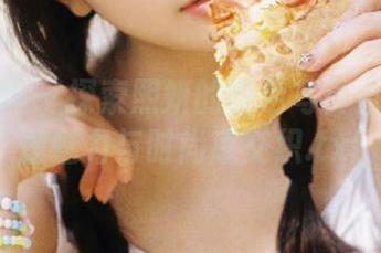 克拉女神 – 探索熙妍的黑色写真合集：深邃魅力与时尚感交织.txt