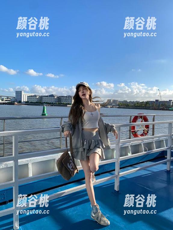克拉女神 - 瑞莎女友在线，美图抢先看，颜值与艺术的完美碰撞！.txt
