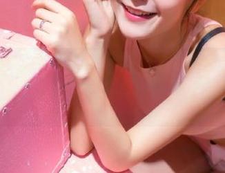 克拉女神 – 观看菲菲天使写真合集，揭开她美丽背后的故事！.txt