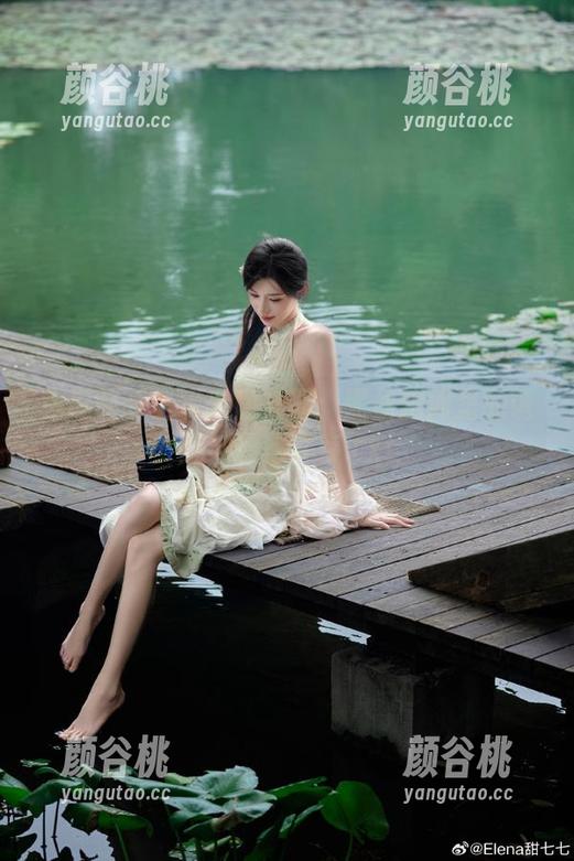 兔玩映画呈现私房美图：黑丝房间里的诱惑与神秘并存.txt