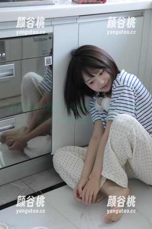 精选兔玩映画黑丝套装图包，展现女性优雅与性感的完美作品.txt