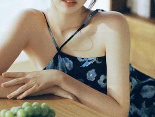 初夏女神 – 一起观看依依与JK清风相结合的图片，感受清新和梦幻的碰撞！.txt