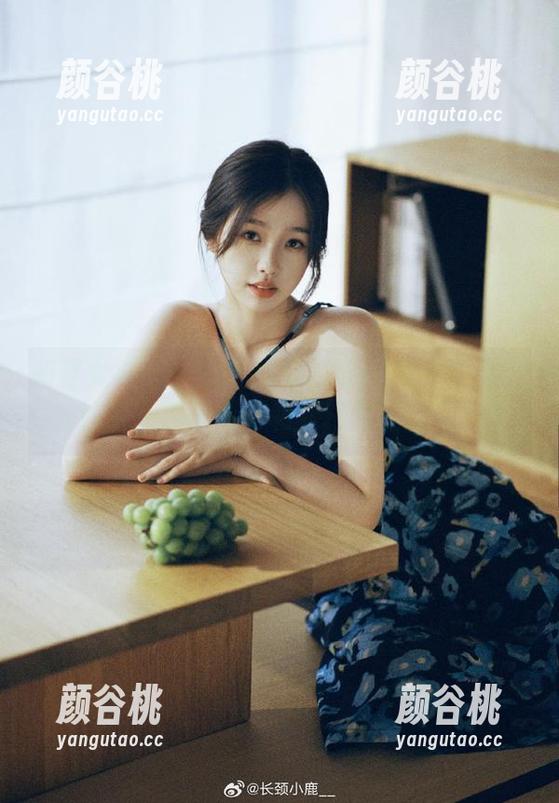 初夏女神 - 一起观看依依与JK清风相结合的图片，感受清新和梦幻的碰撞！.txt