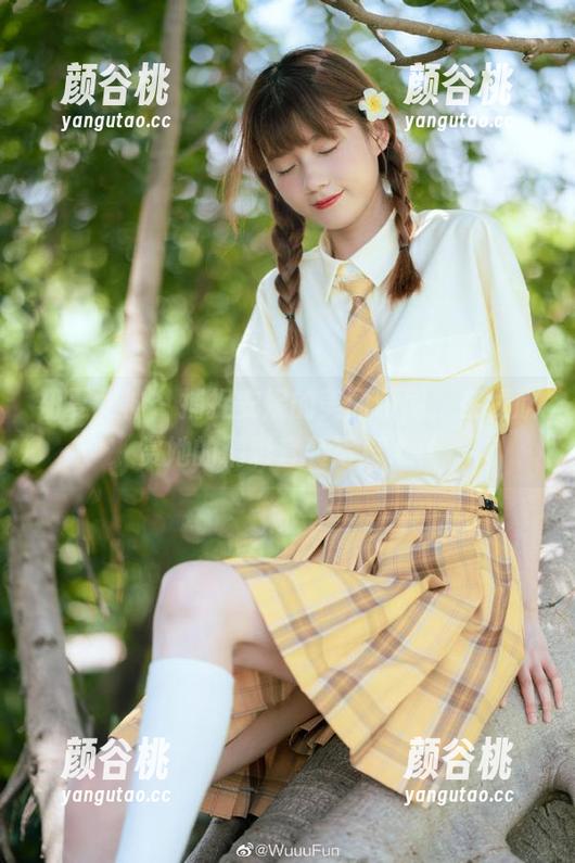 初夏女神 - 捕捉安妮的美丽瞬间，在线欣赏她的精彩套装写真.txt