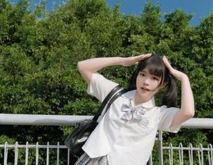 初夏女神 – 柒柒的教室写真，原图呈现美丽瞬间与生动图片.txt