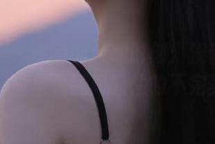 初夏女神 – 点点的自嘲时刻：浅蓝正装中的高清图集无意间抓住的不完美.txt
